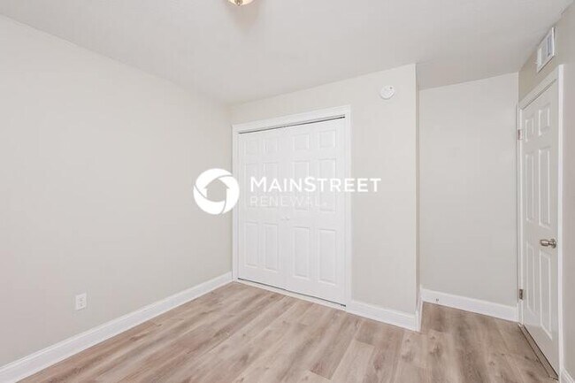 Building Photo - 3 Bedroom Pet-Friendly Home in LOUISVILLE, KY with Main Street Renewal