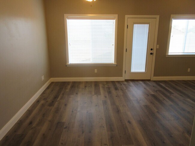 Building Photo - 3 Bedroom - 2.5 bathroom - in the heart of...