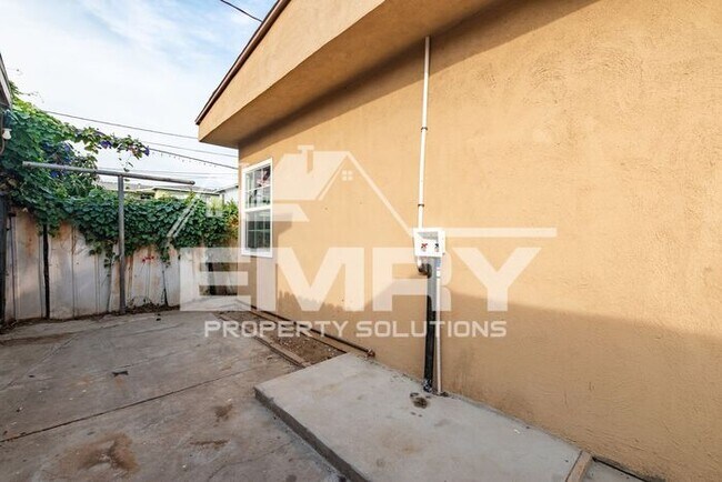 Building Photo - Upgraded 2 Bedroom 1 Bathroom for Rent Ferris Ave Los Angeles