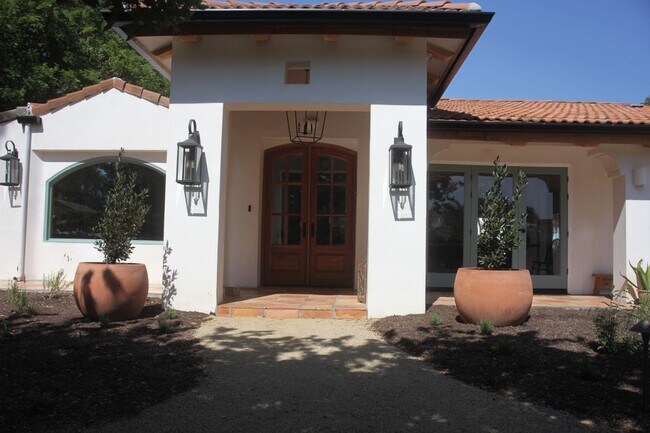 Building Photo - 2753 Redondo Cir