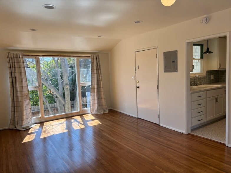 Building Photo - 1155 Oxley St