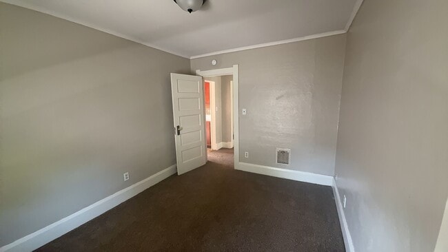 Building Photo - 1027 Eleanor Ave