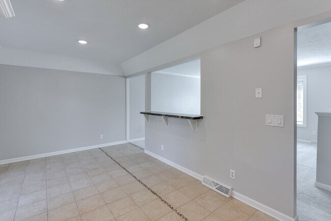 Building Photo - Large home in quiet neighborhood
