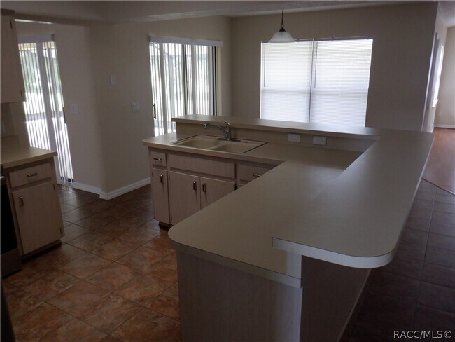 Building Photo - 335 E Falconry Ct