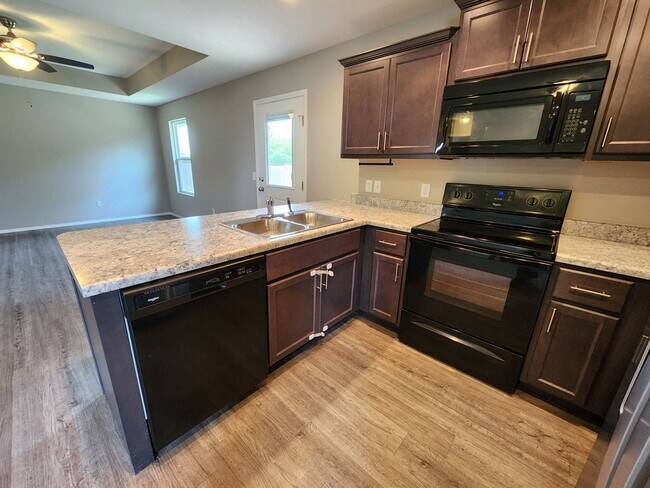 Building Photo - Spacious 3-Bedroom, 2-Bathroom Home AVAILA...