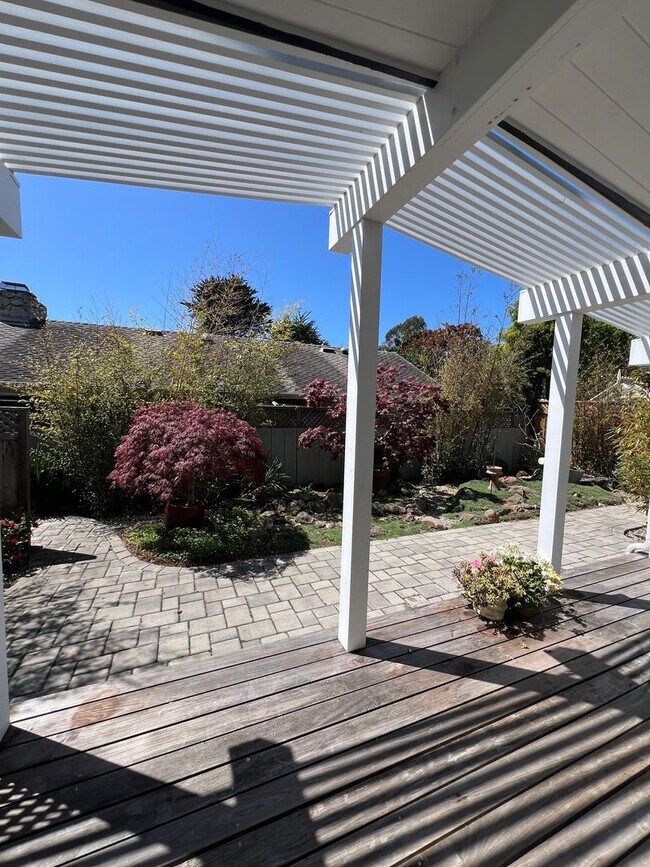 Building Photo - Charming 2BR/2BA Home Just Minutes from the Beach – Fully Landscaped, Spacious & Private