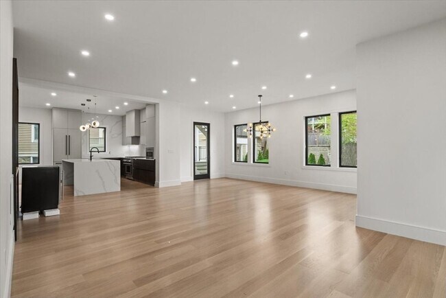 Building Photo - 116 Thorndike St