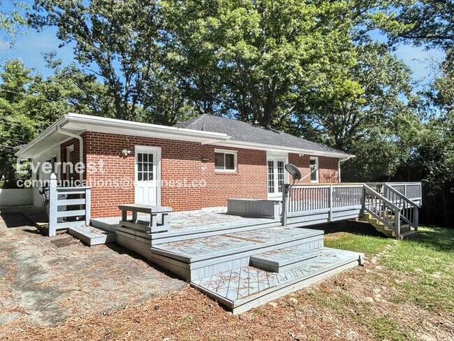 Building Photo - 2 Bed/2 Bath Home with Laundry Hookups / A...