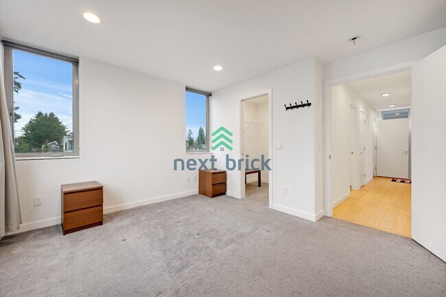 Building Photo - A beautiful 3 bed and 2 bathroom townhouse for rent