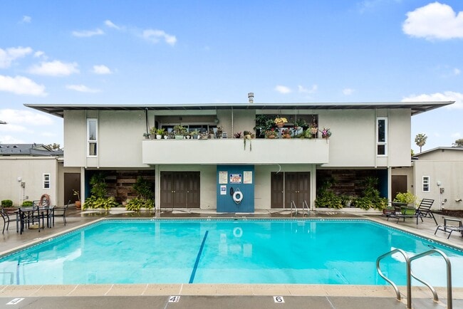Building Photo - Unbeatable Location! Bright 1 Bed, 1 Bath ...