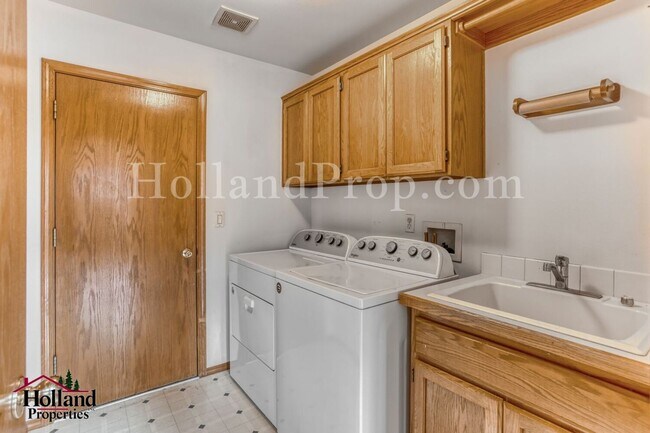 Building Photo - Pet-Friendly Hillsboro Home with Brand New Carpets and Fresh Paint!