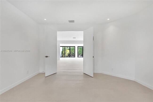 Building Photo - 950 Bayamo Ave