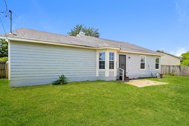 Building Photo - 6464 Elmwood Cove