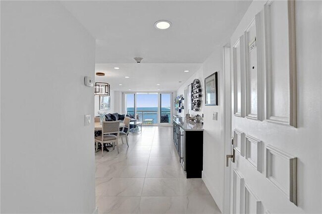 Building Photo - 2100 S Ocean Ln