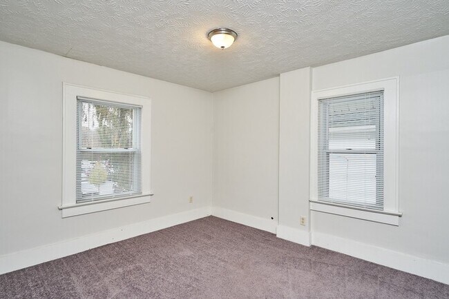 Building Photo - 4 to 5 Bedroom For Rent in North Hill