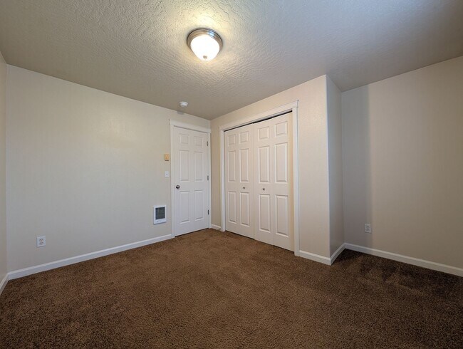 Building Photo - Spacious 3-Bedroom, 2-Bath Townhouse Near River Road In Eugene!