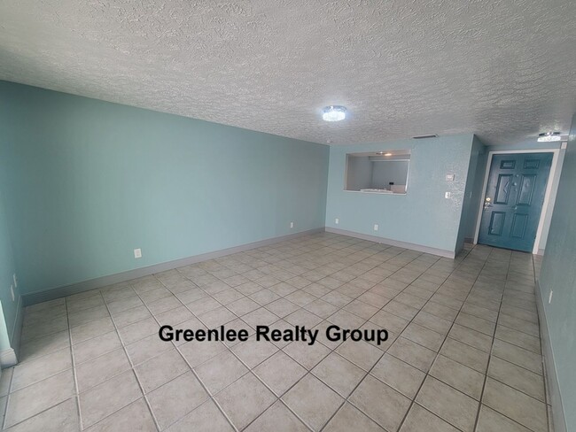 Building Photo - Updated 1 Bed/1 Bath Apt - Water/Sewer/Trash Included in Rent - Private Fenced-in Back Patio - Ti...