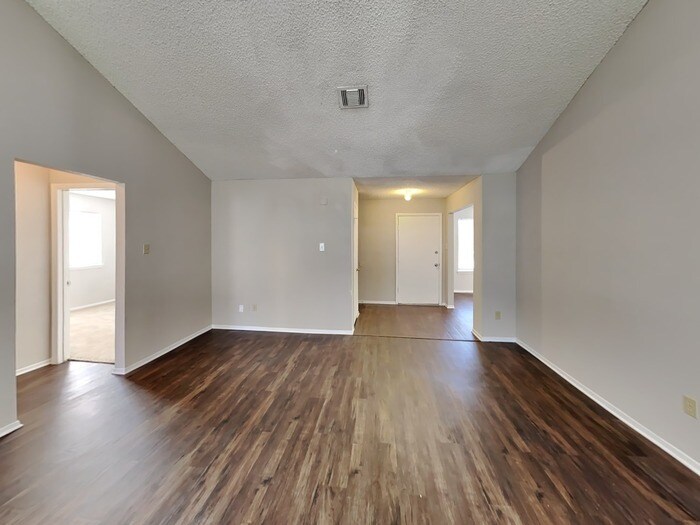 Building Photo - 16302 N Cross Dr
