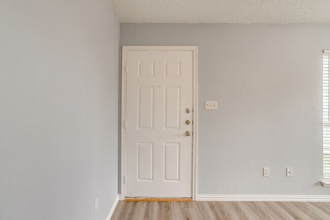 Building Photo - Spacious Well Maintained 2 Bed- 2.5 Bath T...