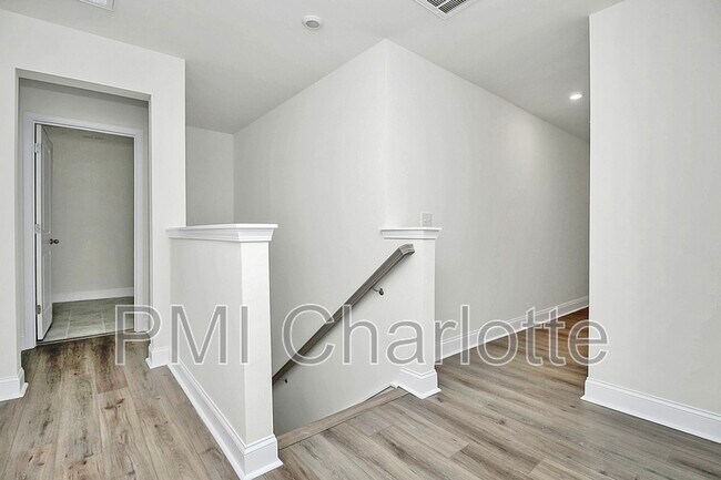 Building Photo - 6029 Mariemont Cir