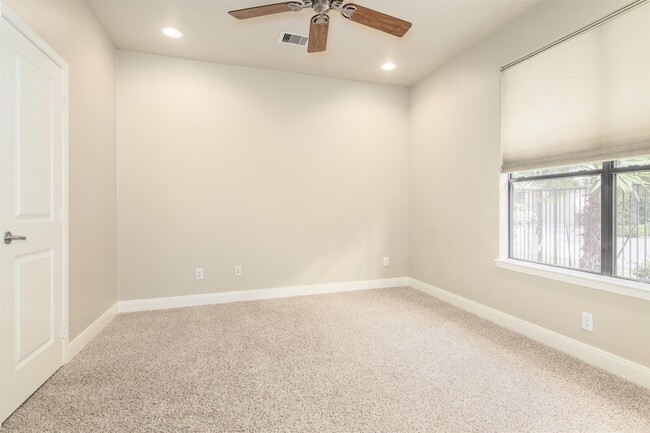 Building Photo - 5227 Lillian St