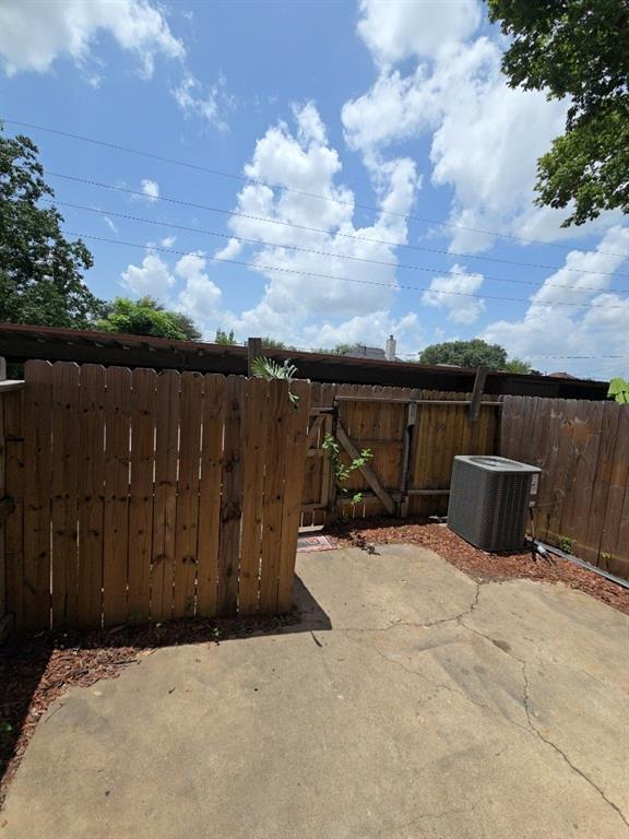 Building Photo - 15625 Weldon Dr