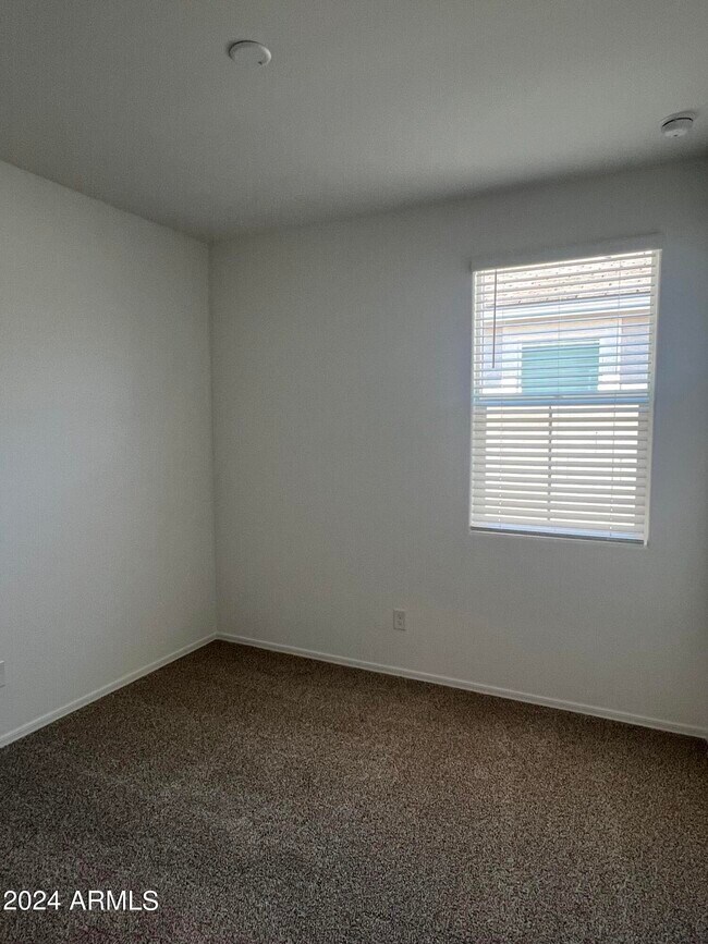 Building Photo - 15618 W Desert Hollow Dr