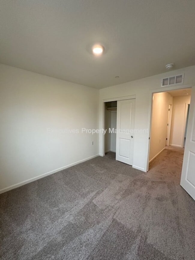 Building Photo - 11 River Oak Ct