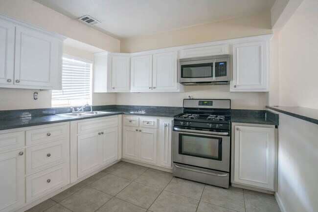 Building Photo - 1846 Henry Cir SW