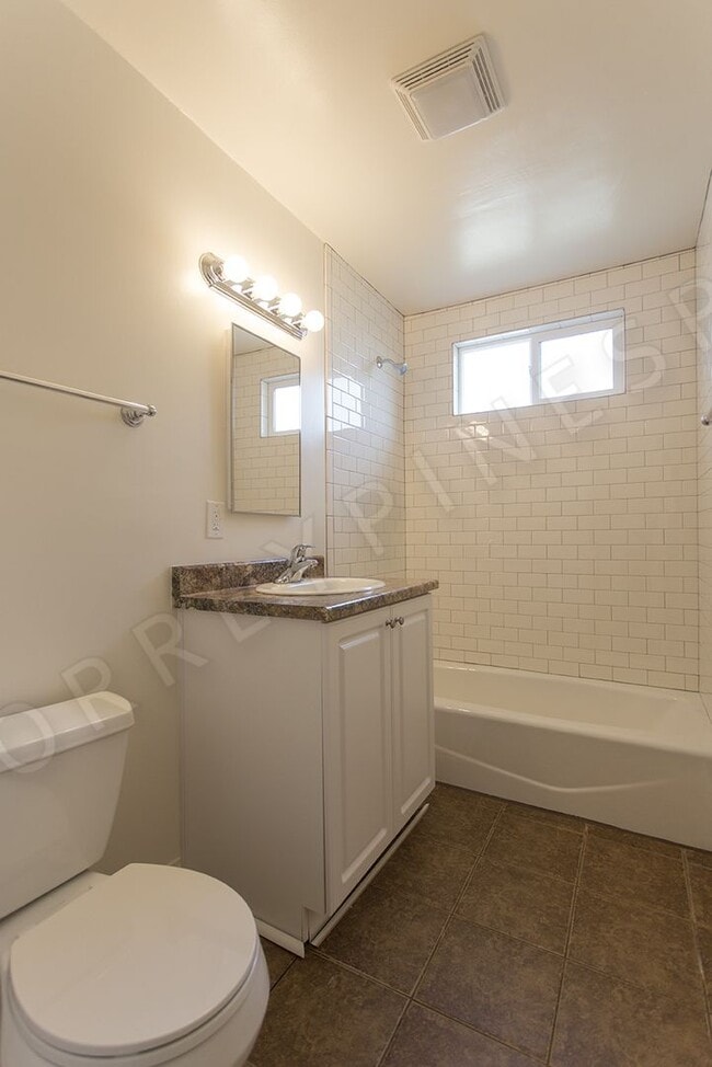 Building Photo - 1 MONTH FREE! 3 Br House with Garage, W/D ...