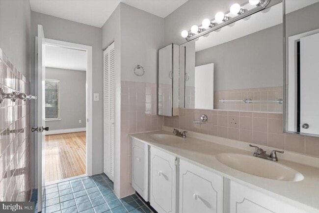 Building Photo - 1775 S Hayes St