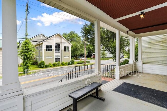 Building Photo - 208 N Mary St