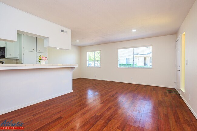 Building Photo - Lovely Condo | Hwd Laminate Flooring | Carport