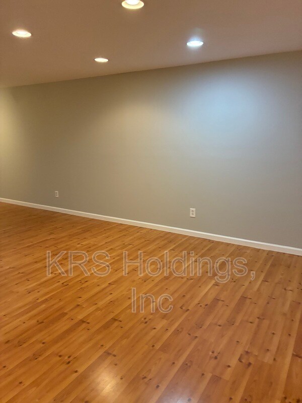 Building Photo - 303 Joyce Dr