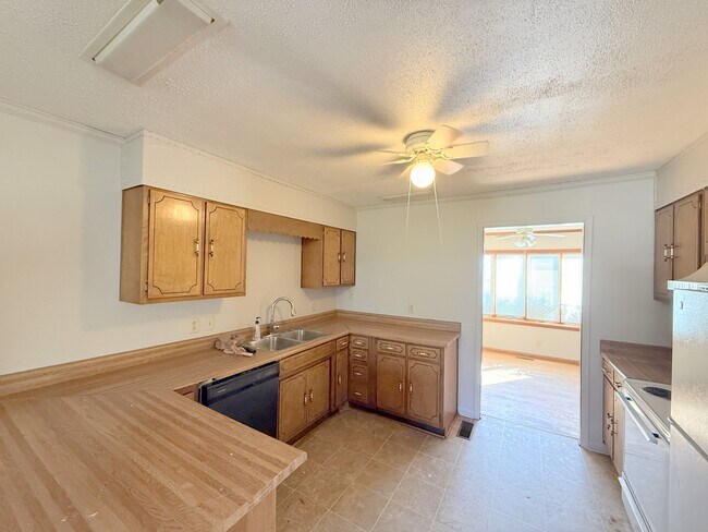 Building Photo - 3811 Lakeview Dr NW