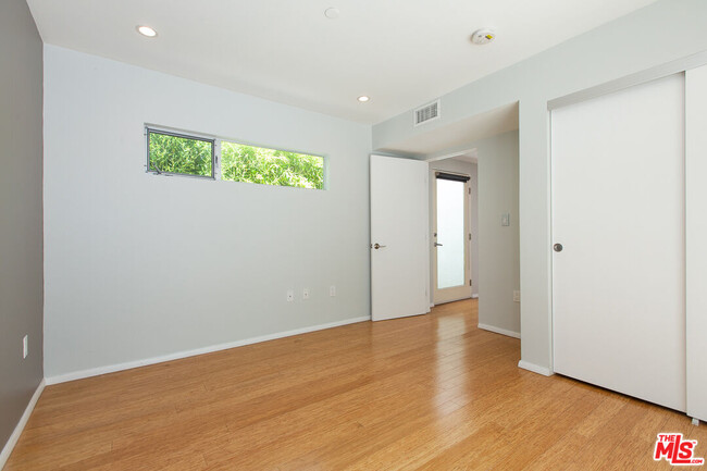 Building Photo - 3907 De Longpre Ave