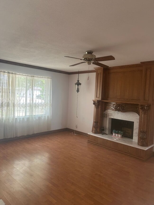 Building Photo - 4-bedroom HOUSE w/Solar, Private Pool, DONT MISS OUT!! $2750 APPLY Today!