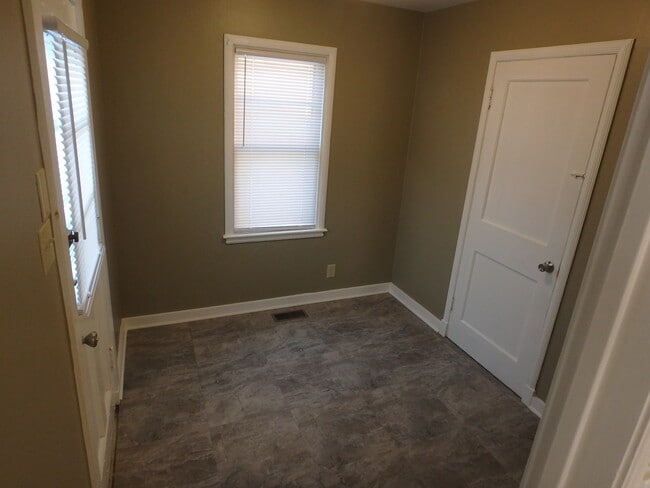 Building Photo - 1824 SW Cherokee St