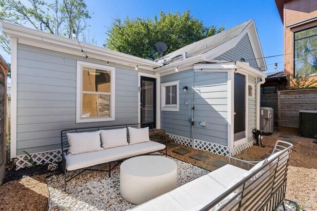 Building Photo - 721 W 12th St