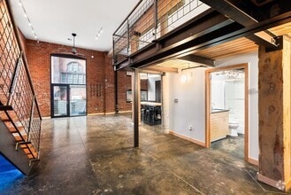 Building Photo - Gorgeous Fully Furnished Condo in Downtown...