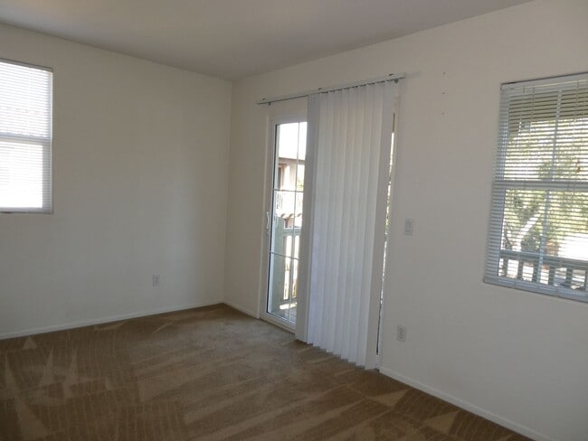 Building Photo - Autumn Glenn Large Two Story Home Near Sho...