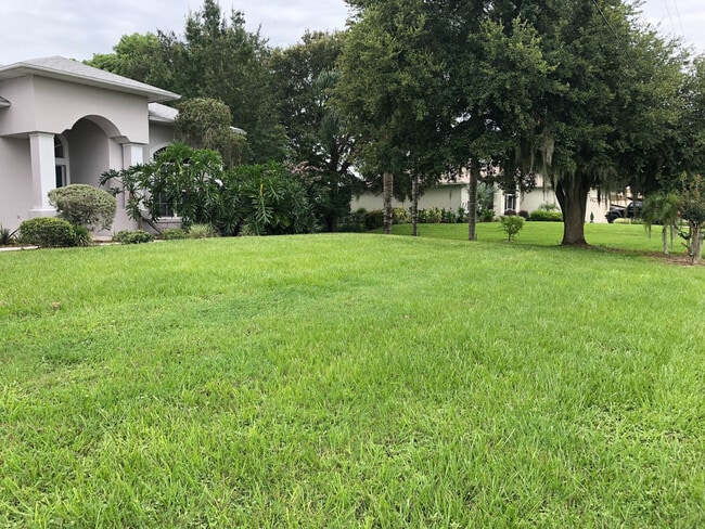 Building Photo - LakeFront Home in Haines City. Lawncare  Included