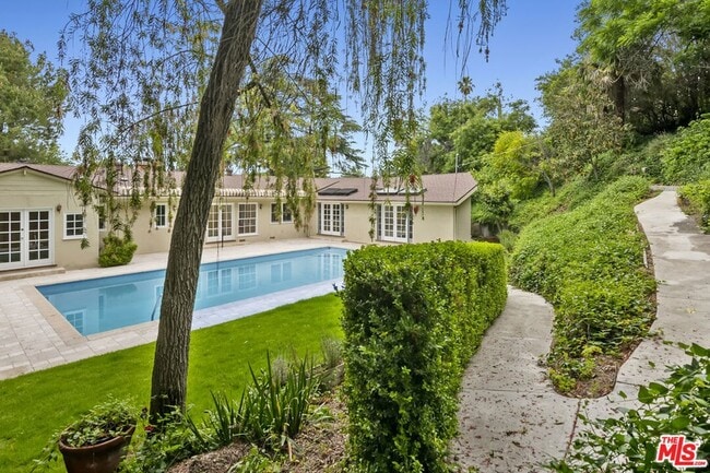Building Photo - 18080 Karen Dr
