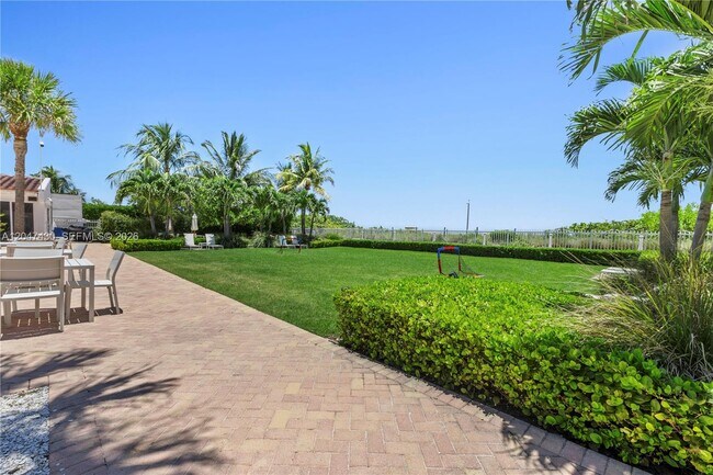 Building Photo - 2457 Collins Ave