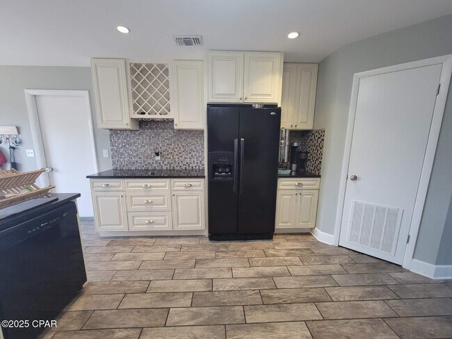 Building Photo - 633 Amberjack Dr