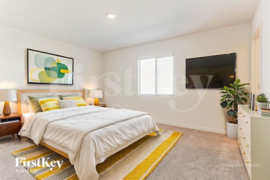 Building Photo - 1032 W 20th St