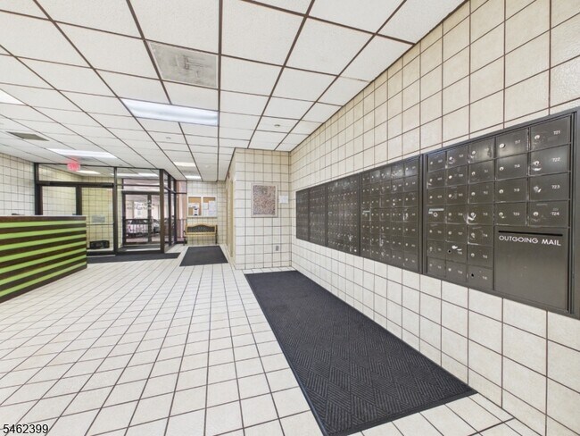 Building Photo - 10 N Wood Ave