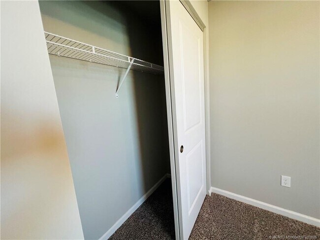 Building Photo - 3913 SE Mentmore Ln