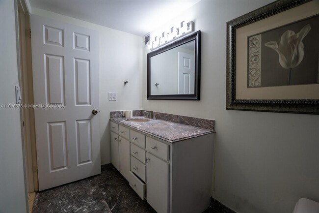 Building Photo - 2500 Parkview Dr