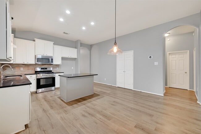 Building Photo - 6431 Applewood Forest Dr
